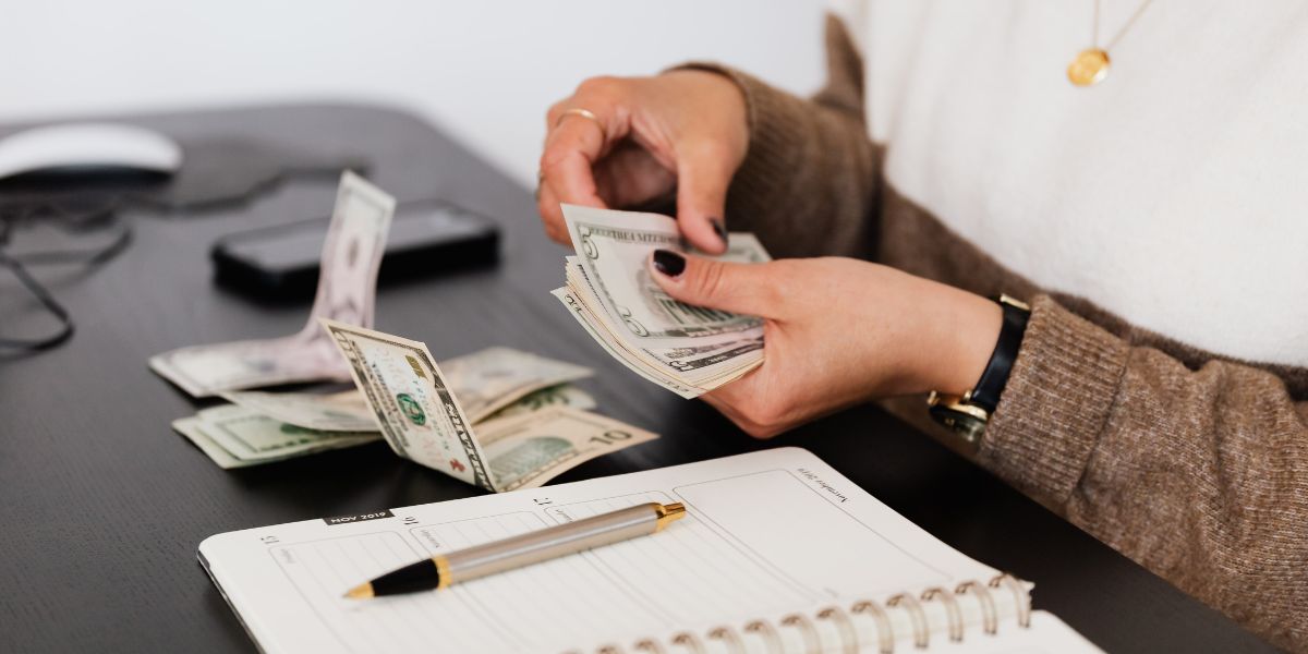 دليلك الشامل لاختيار افضل ماكينة عد نقود ومعرفة سعر ماكينة عد نقود مناسب